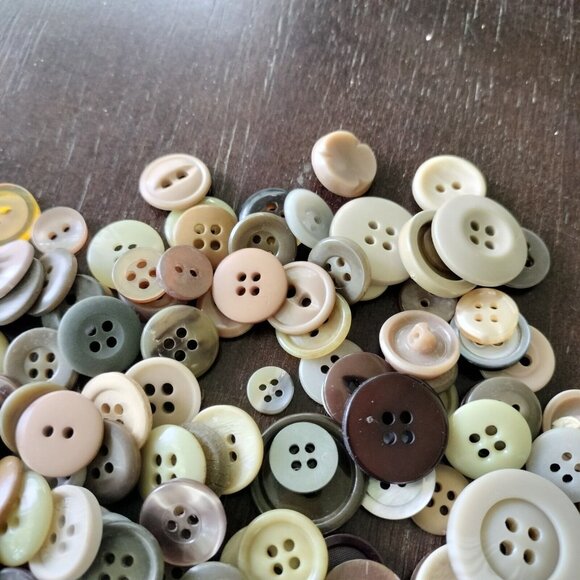 Vintage To Modern Button Lot Brown Tan Beige Plastic Celluloid Bakelite Round - Picture 3 of 7
